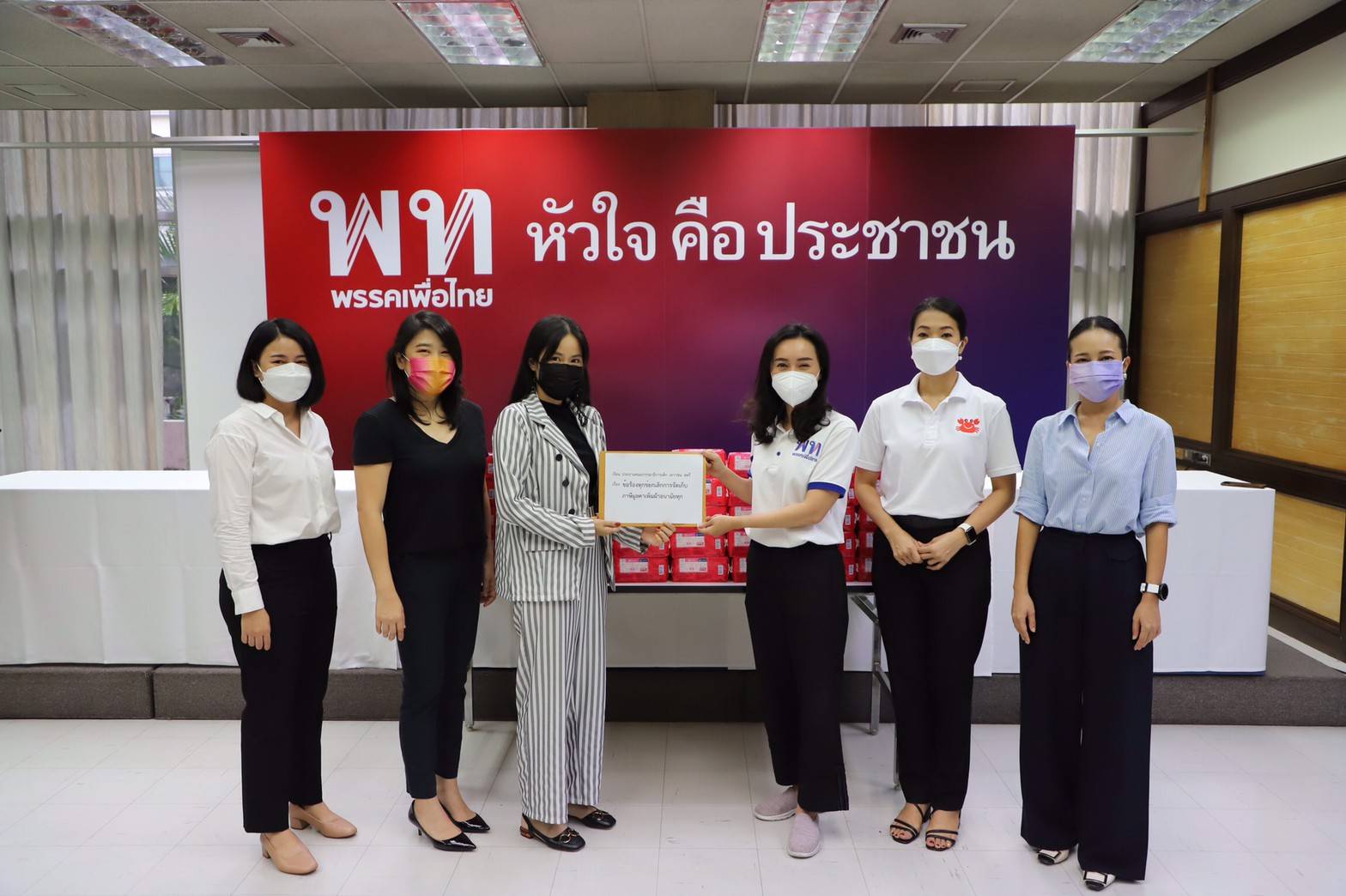 'เพื่อไทย' รับหนังสือรณรงค์ยกเลิกภาษี VAT 'ผ้าอนามัย' ทุกรูปแบบ