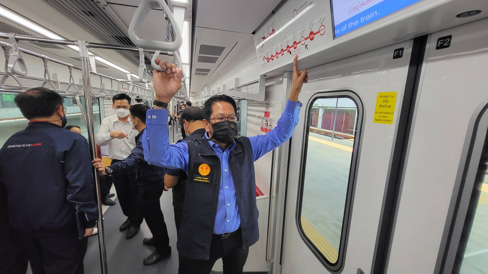'เพื่อไทย' ลงตรวจความพร้อม รถไฟฟ้าสายสีแดง ชี้ยังอันตรายยังไม่ควรเปิดทางการ​ 